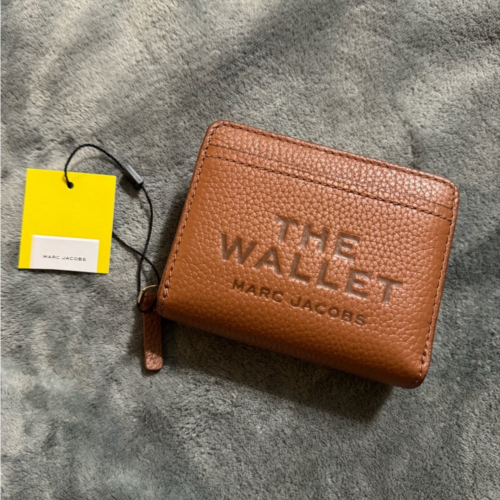 MARC JACOBS THE LEATHER
MINI COMPACT WALLET